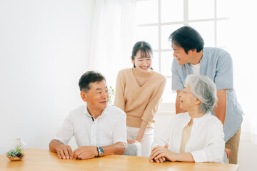 Fototapeta premium 二世帯家族（話す） 