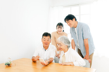 Fototapeta premium スマホを見る家族（笑顔） 