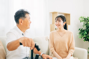 高齢者の男性と若い女性（介護・笑顔）

