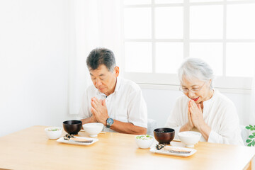 食事する高齢者の男女
