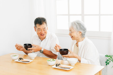 食事する高齢者の男女
