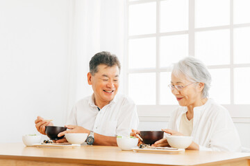 Fototapeta premium 食事する高齢者の男女 