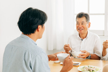 楽しい食事をする父親（笑顔）
