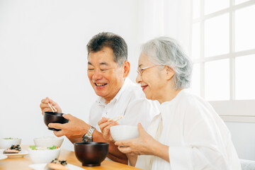 Fototapeta na wymiar 食事する高齢者の男女 