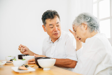 Obraz na płótnie Canvas 食事中に体調不良になる高齢者（困る） 