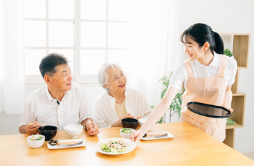 高齢者の食事を運ぶ女性（栄養士・配膳）
