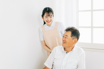 Obraz premium 介護士と高齢者男性 