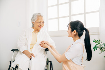 介護士と高齢者女性

