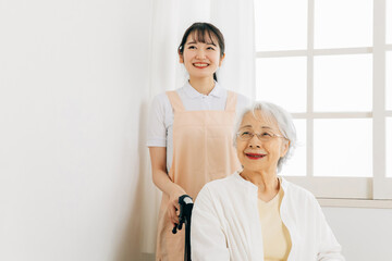 Obraz premium 介護士と高齢者女性 