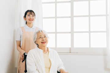 介護士と高齢者女性
