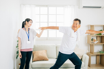 Obraz premium 体力測定をする高齢者男性と女性 