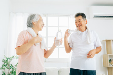 Fototapeta premium 家で運動する高齢者の男女（汗・笑顔） 