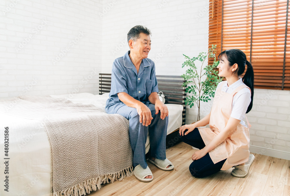 Wall mural 高齢者男性と話す介護士の女性