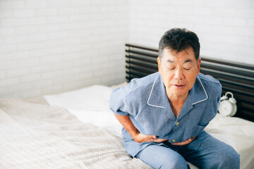 寝室で体調を崩す高齢者男性（腹痛）
