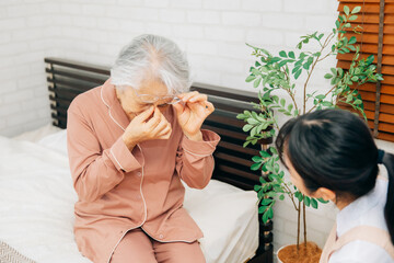 高齢者女性と介護する女性（老眼鏡）
