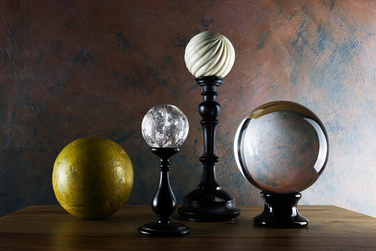 Still life con sfere realizzate in diversi materiali, isolate e fotografate in primo piano su un tavolo in legno