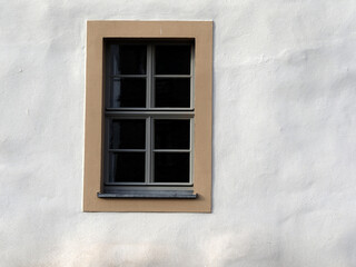 Hauswand mit Holzfenster