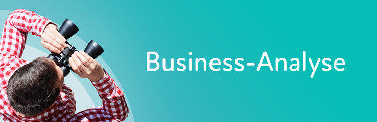 Naklejka premium Business-Analyse. Mann bei Beobachtung mit Fernglas. Fokus auf Text/Wort. Panorama Format. Hintergrund blau/türkis. 