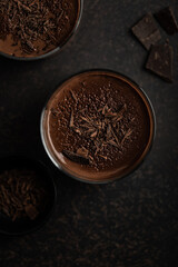 Crème dessert au chocolat en pot fait maison avec copeaux de chocolat noir