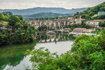Saint-Nazaire-en-Royans Drôme Auvergne-Rhône-Alpes Vercors-Monts du Matin Die Aquädukt Canal de la Bourne Ausflugsschiff Regen bewölkt