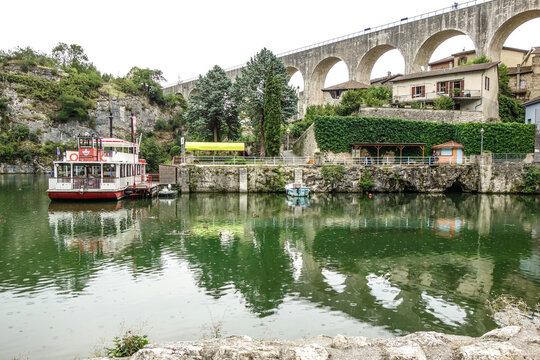 Saint-Nazaire-en-Royans Dr&ocirc;me Auvergne-Rh&ocirc;ne-Alpes Vercors-Monts du Matin Die Aqu&auml;dukt Canal de la Bourne Ausflugsschiff Regen bew&ouml;lkt
