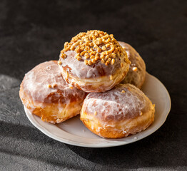 donuts with icing sugar