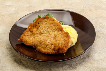 Crispy chicken schnitzel with mashed potato