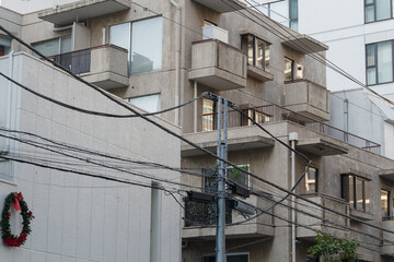 リースが飾られた壁と電線そして建物たち　東京、赤坂6丁目の街の風景