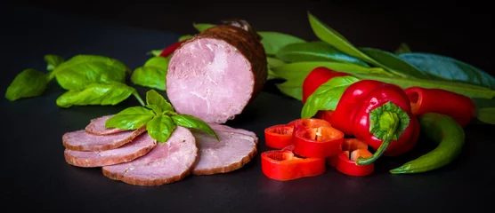 Papier Peint photo Lavable Légumes frais Sausage, ham with peppers and herbs on a dark background
