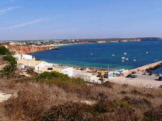 Fototapeta na wymiar Petit port de pêche de Baleeira près de Sagres sur l'océan Atlantique au sud du Portugal dans l'Alentejo