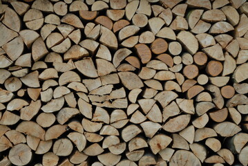 Brennholz gestapelt