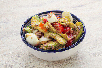 Salad with tuna and avocado