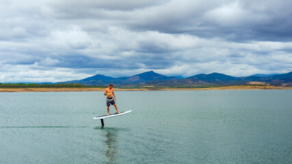 Deportista haciendo surffic en un embalse de Extremadura