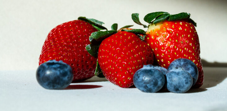 Fresas y ar&aacute;ndanos