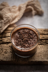 Obraz na płótnie Canvas Crème dessert au chocolat en pot fait maison avec copeaux de chocolat noir