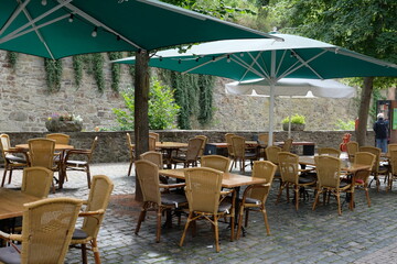 Fototapeta na wymiar FU 2020-08-30 BadME 250 Im Biergarten sind Tische und Stühle ohne Gäste