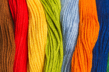 Hilos de colores de algodón. Vista superior y de cerca. Macro