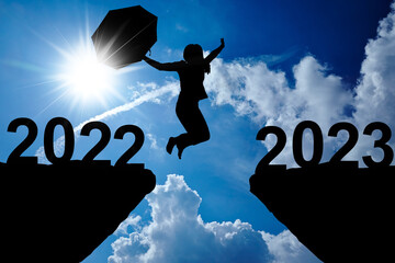 Frau springt von 2022 auf 2023 - obrazy, fototapety, plakaty