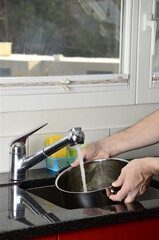 Topf mit Wasser füllen