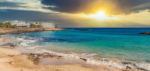 Obraz premium Traumbucht an der Costa Teguise auf Lanazarote, Spanien