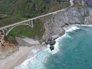 Vue sur le pont et la plage, Big Sur