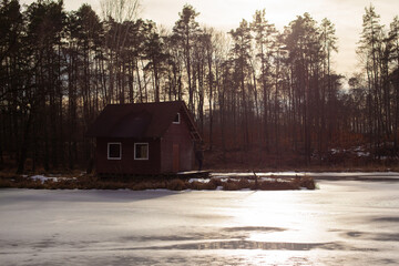 Dom zimą nad jeziorem © Bartosz