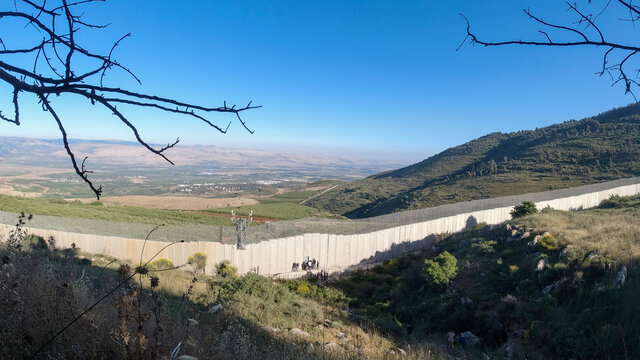 Demonstrators on the Lebanese-Palestinian border trying to cross