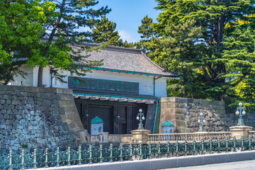 Fototapeta na wymiar 東京の都市風景 皇居正門と正門石橋