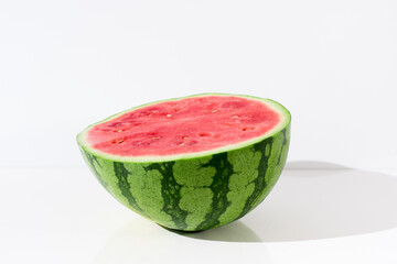 Media sandía aislada sobre fondo blanco	