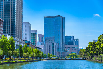 Obraz na płótnie Canvas 東京の都市風景 馬場先濠と丸の内の高層ビル群