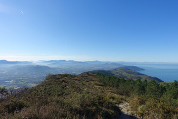 Fototapeta na wymiar Vue sur la province basque espagnole du Guipuscoa, depuis les hauteurs du Mont Jaizkibel