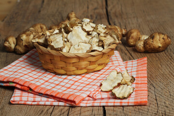 Vegetarian Jerusalem artichoke chips. Fashionable healthy food.