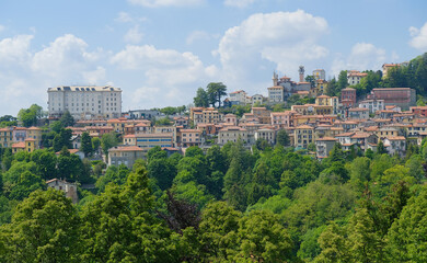 Panoramica del paese di Brunate sui monti sopra Como, Lombardia, Italia.