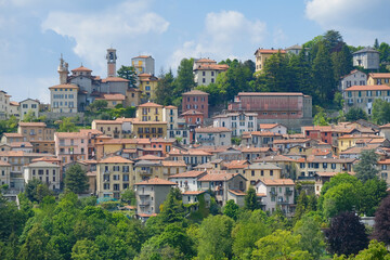 Fototapeta premium Panoramica del paese di Brunate sui monti sopra Como, Lombardia, Italia.